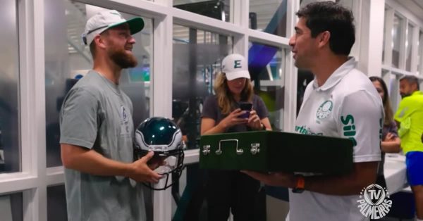 Vídeo: Palmeiras e Eagles trocam presentes na Filadélfia