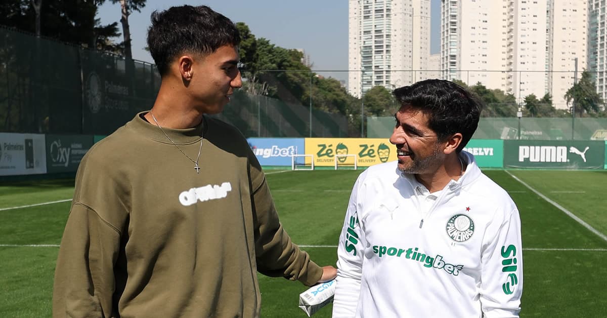 Vídeo: Vitor Reis é visita em treino do Palmeiras