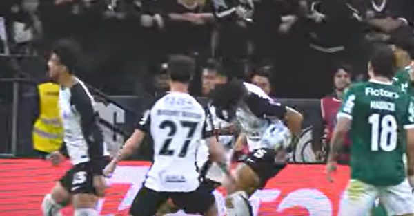 Foi pênalti? Arbitragem ignora lance de mão na bola em Corinthians x Palmeiras; veja