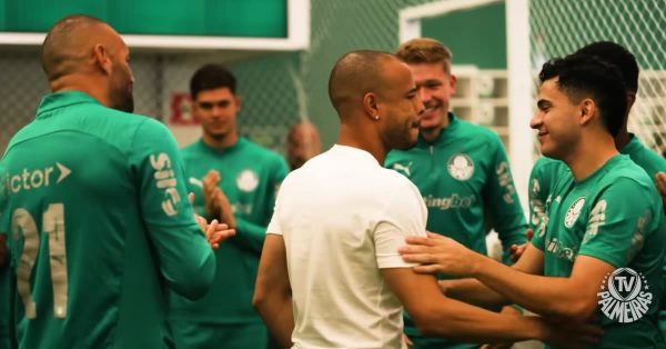 Vídeo: Mayke é homenageado por todo elenco na despedida do Palmeiras