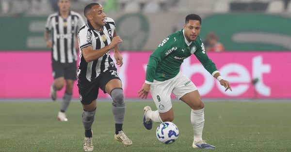 Qual era a pontuação do Palmeiras após 18 jogos nos últimos Brasileiros?