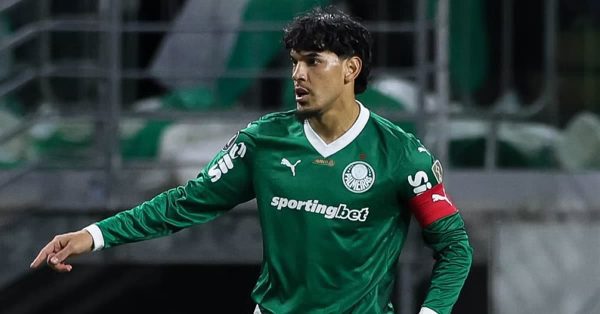 Foto: Gómez fica com o olho roxo após pancada