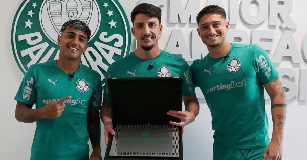 Vídeo: Piquerez recebe homenagem das mãos dos uruguaios do elenco