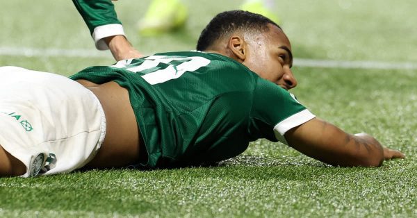 Allan se destaca em jogo grande e Abel pede aumento para o jogador: “Ele merece”