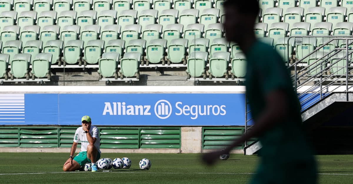 Palmeiras treina no Allianz Parque na véspera do jogo contra a LDU; torcida apoia do lado de fora