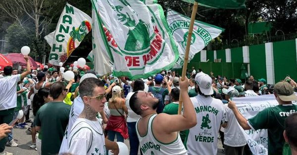 Fotos e vídeos: torcida faz manifestação de apoio, e Abel e elenco agradecem