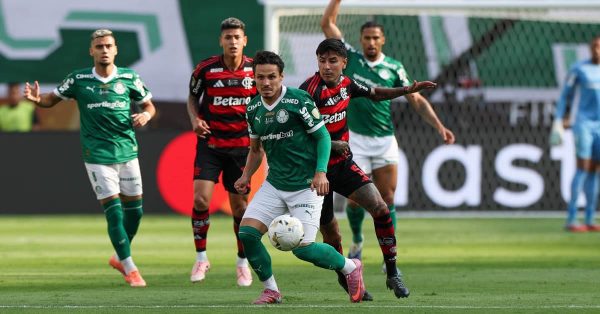 Palmeiras joga mal, é prejudicado pelo apito e fica com o vice da Libertadores