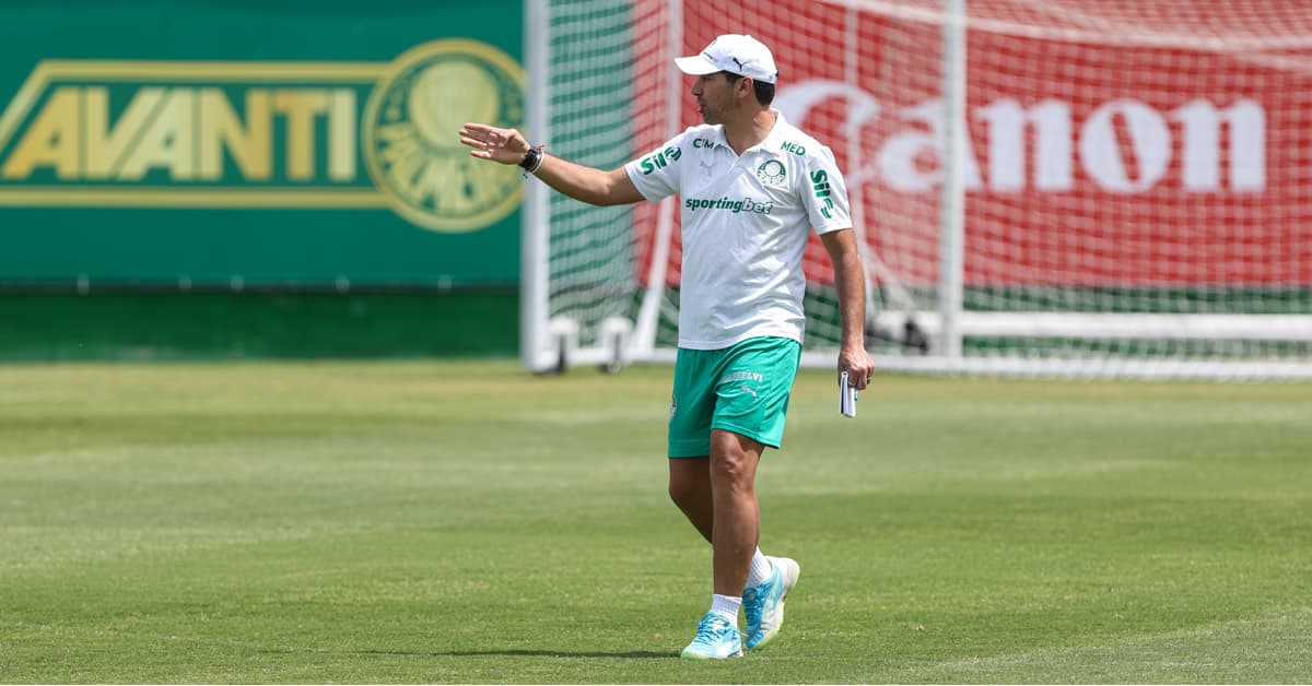 Abel comanda treino tático na véspera do clássico contra o Santos; veja possível escalação