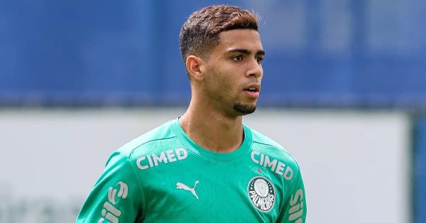 Elogiado por Abel, Arthur mira mais oportunidades no profissional