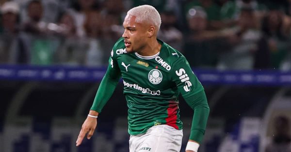 Só susto: Vitor Roque sente o joelho e Palmeiras descarta lesão grave