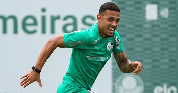 Riquelme destaca força da base do Palmeiras após estrear como titular