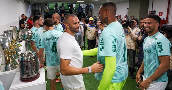 Vídeo: Weverton recebe homenagem na despedida do Palmeiras