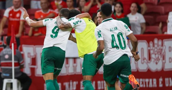 Palmeiras vence o Internacional em Porto Alegre e assume a liderança do Brasileirão