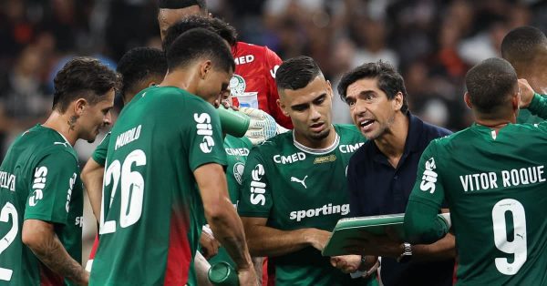 Abel destaca eficácia do Palmeiras no clássico, cita o gramado e comenta contratação de Arias