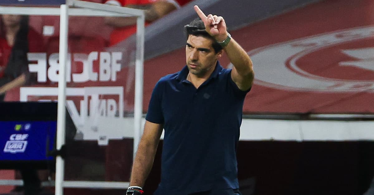 Abel vê vitória justa em Porto Alegre e cobra arbitragem: "Parece que tem um decreto"