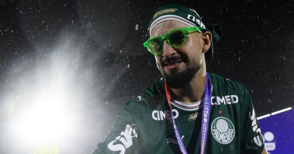 Vídeo: a festa do título paulista no gramado do Jorge Ismael