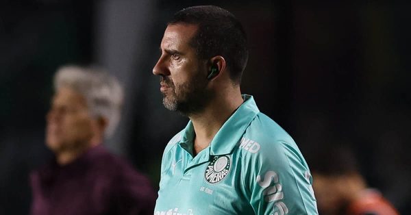 João Martins culpa cansaço e gramado por derrota do Palmeiras