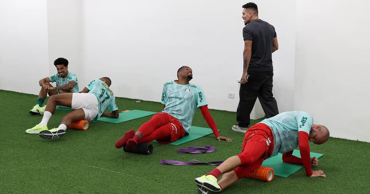 Paulinho comenta recuperação e define prazo para voltar a defender o Palmeiras