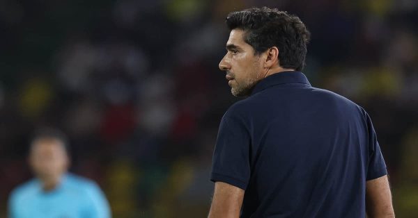 Abel explica primeiro tempo apagado do Palmeiras e ironiza VAR da Conmebol