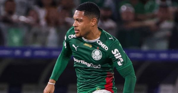 Vitor Roque celebra retorno após 5 jogos e destaca raça do time em vitória com 1 a menos