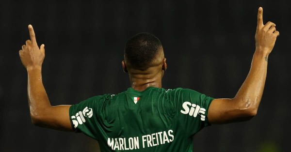 Marlon Freitas comemora noite artilheiro e reclama da origem do gol do Grêmio