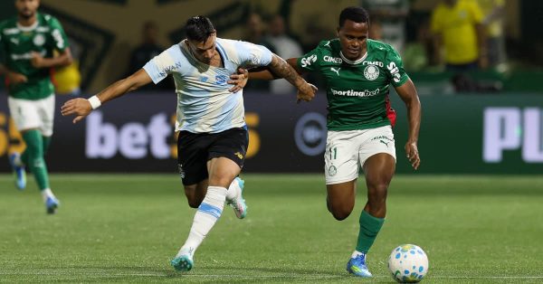 Absurdo: o lance em Arias que o VAR ‘esqueceu’ de revisar em Palmeiras x Grêmio