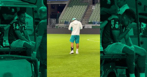 Vídeo: Vitor Roque deixa estádio com dificuldade para andar