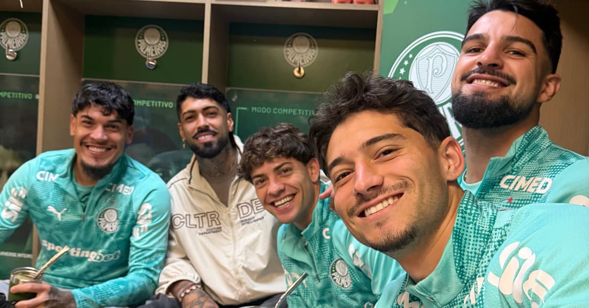 Foto: Barboza é recebido pelos gringos do elenco do Palmeiras