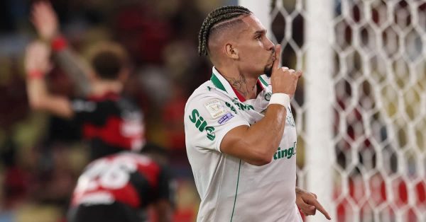 Paulinho vibra com gol, comenta pedido de silêncio e ganha elogios de Abel