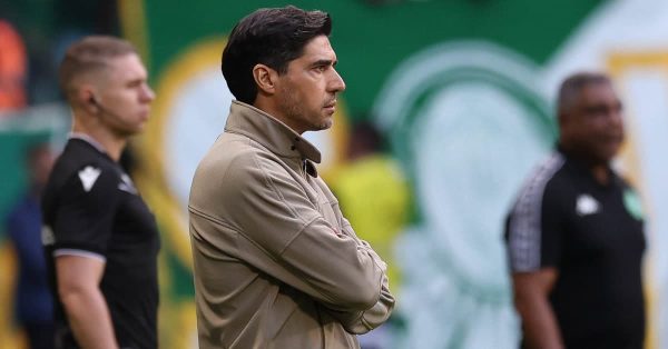 Abel esbraveja com CBF, defende Luighi e se anima com Paulinho após vitória dramática