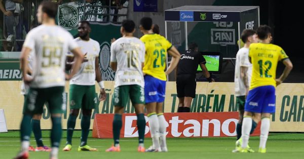 Árbitro diz que viu empurrão em Murilo e VAR quebrou protocolo para indicar pênalti; CBF divulga revisões