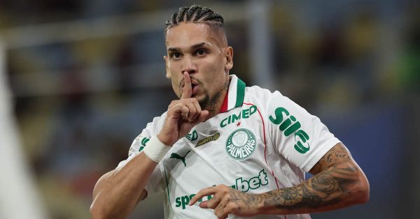 Paulinho é absolvido pelo STJD e poderá enfrentar a Chapecoense