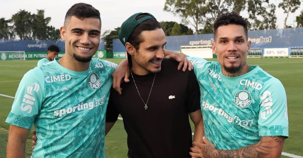 Vídeo: Raphael Veiga visita treino do Palmeiras