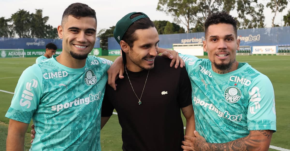 Vídeo: Raphael Veiga visita treino do Palmeiras