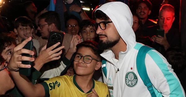 Vídeo: torcida de Londrina recebe o Palmeiras com festa