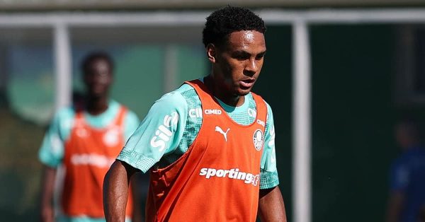 Coutinho faz golaço de bicicleta em treino do Palmeiras; veja