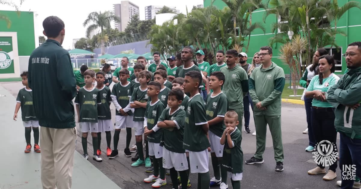 Vídeo: alunos da escolinha de Londrina conhecem o CT e a sala de troféus