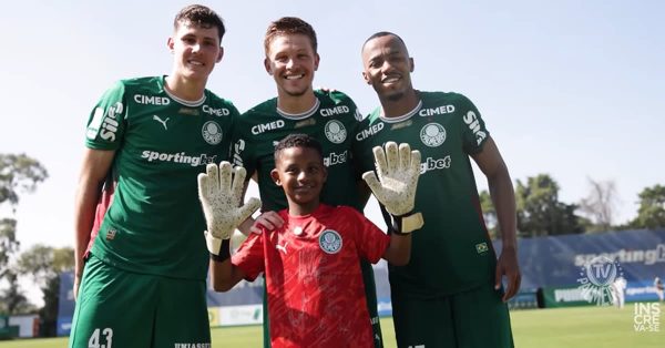 Vídeo: Palmeiras presenteia torcedor que viralizou ao criar camisa da seleção