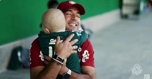 Vídeo: torcedora mirim que venceu o câncer visita o Palmeiras e conhece Abel Ferreira