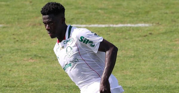 Miguel, camaronês que se destacou em jogo-treino, permanecerá no Palmeiras