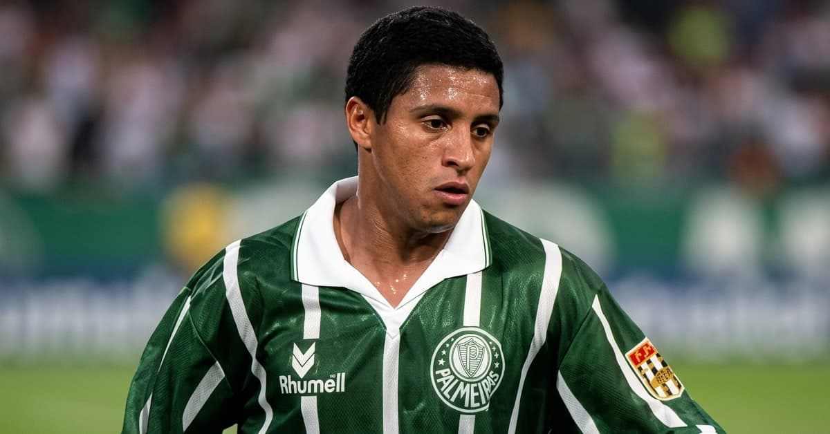 Roberto Carlos se desculpa com torcida do Palmeiras por ter jogado no Corinthians