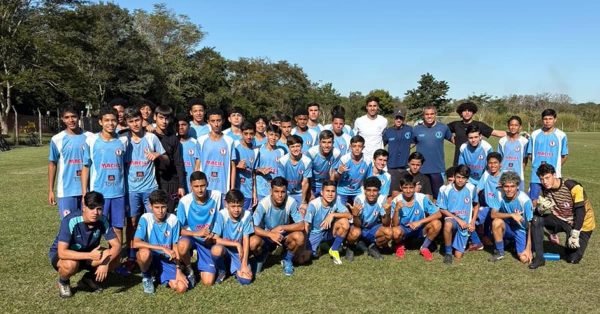 De férias, Vitor Reis visita escolinha onde começou a jogar em São José dos Campos