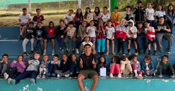 Vitor Reis visita escola em São José dos Campos e interage com crianças atendidas por projeto social