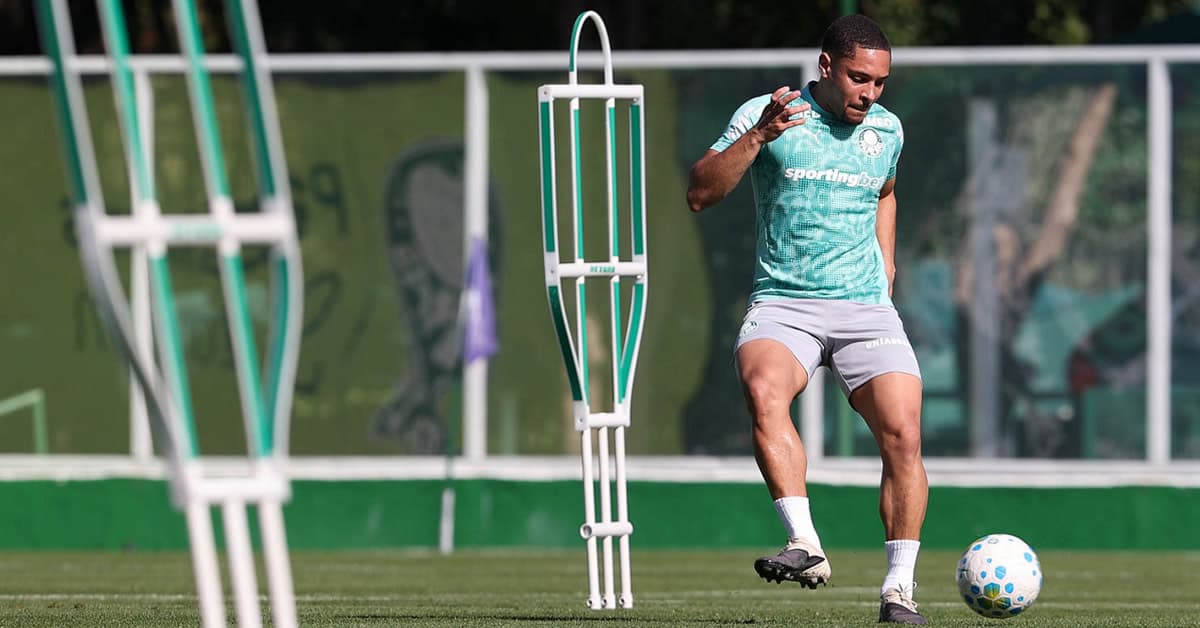 Vitor Roque é novidade em treino do Palmeiras