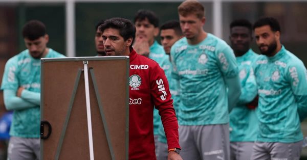 Palmeiras faz treino tático e viaja desfalcado para enfrentar o Athletico-PR