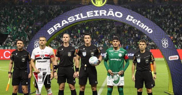Qual era a pontuação do Palmeiras após 27 jogos nos últimos Brasileiros?