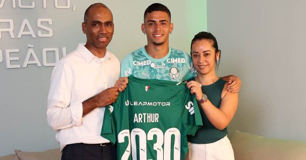 Palmeiras renova contrato de Arthur
