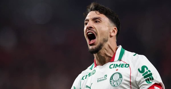 Palmeiras supera expulsão e vence o Athletico-PR em Curitiba