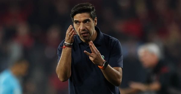 Abel destaca força do elenco e faz pedido à torcida após vitória sobre o Athletico-PR