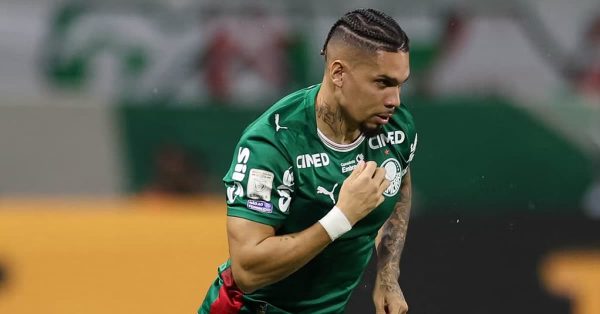 Paulinho tem suspeita de nova fratura na canela; atacante passará por exame